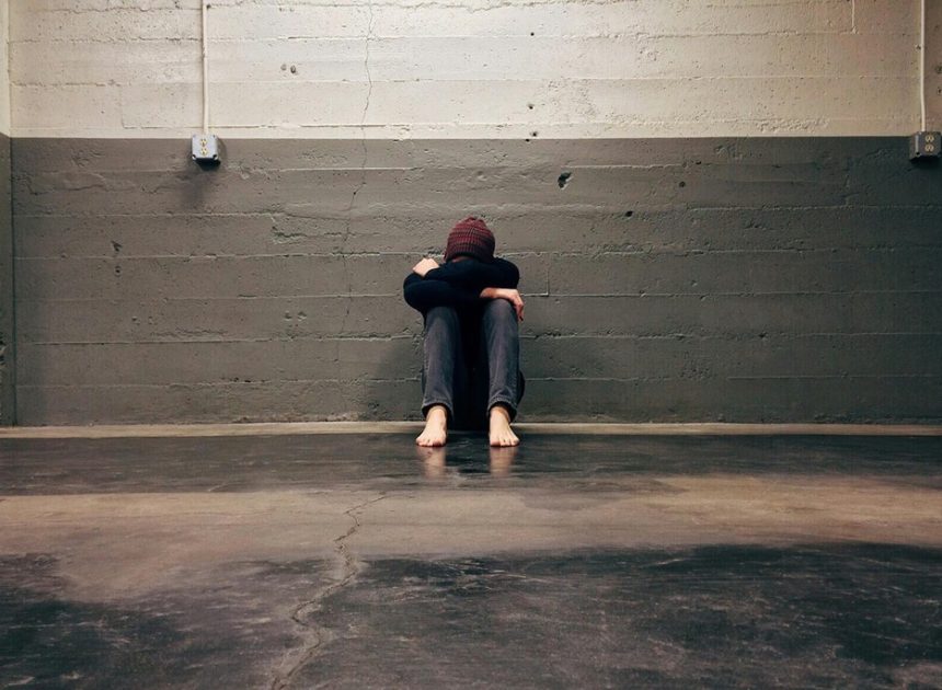 Cada vez más gente cree que la IA es un peligro para la salud mental. El gran desafío para las plataformas es qué hacer con eso