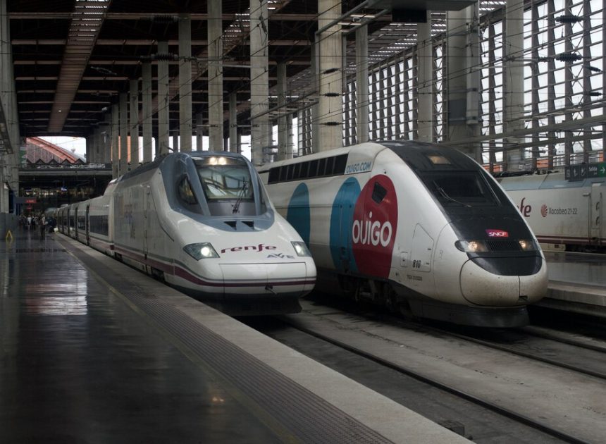 Sin trenes AVRIL en el Madrid-Barcelona, Renfe ha tomado una decisión dolorosa: ceder la alta velocidad barata a Ouigo e Iryo